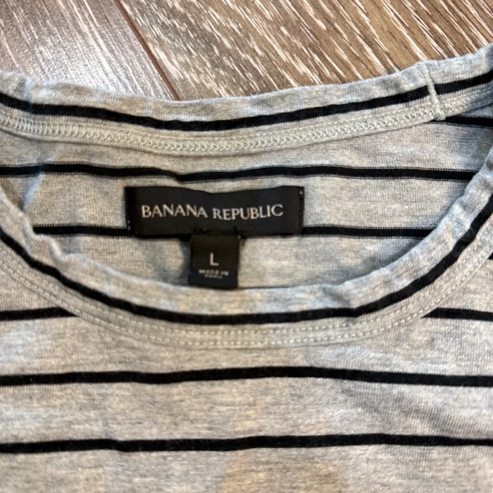 Banana Republic Gray and Black Striped Tee Size Large